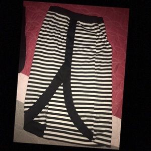 Black and white skirt. I’m very good condition.